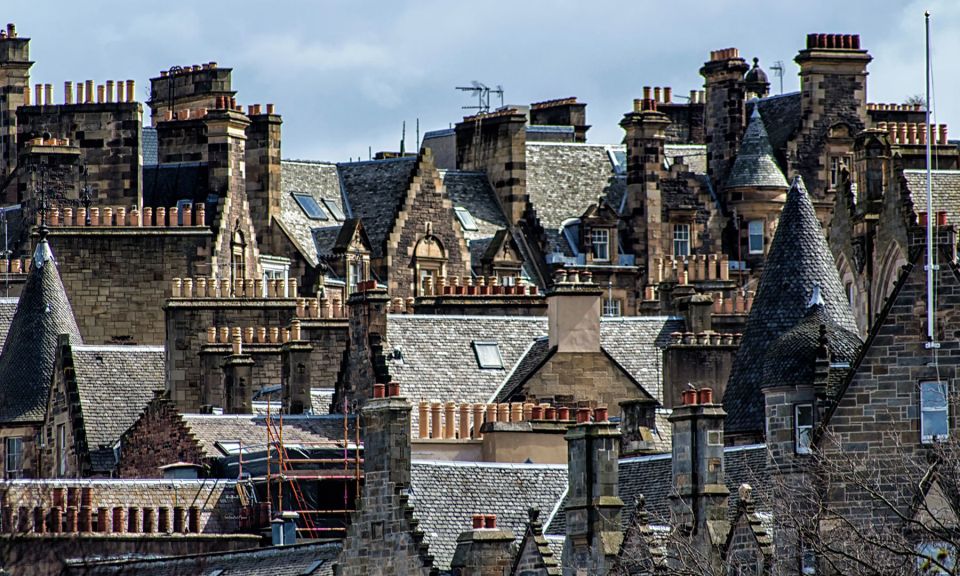 Edinburgh: 3-Hour Historical Walking Tour in Italian - Royal Mile icons: Mercat Cross, St Giles’ Cathedral, and the Heart of Midlothian