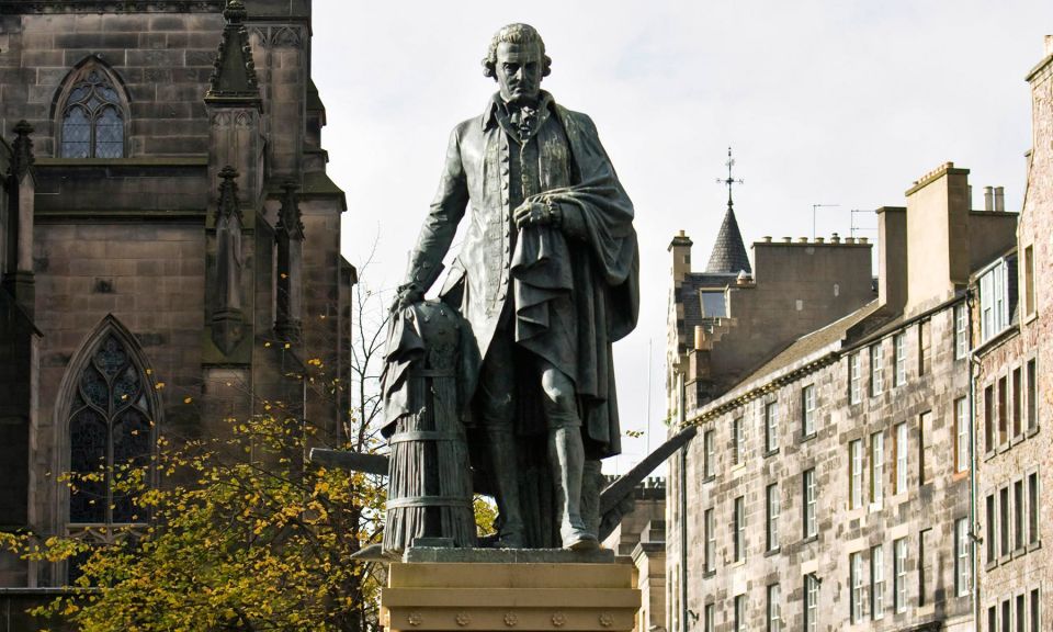 Edinburgh: 3-Hour Historical Walking Tour in Spanish - Edinburgh Castle: the views are great, but the timeline is the real win