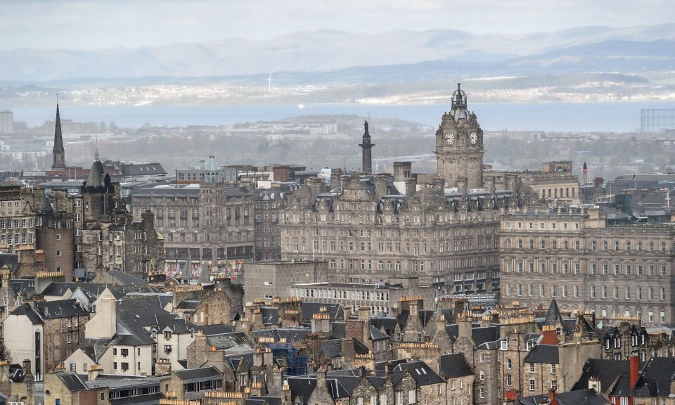 Edinburgh: 3-Hour Historical Walking Tour in Spanish - Greyfriars Kirkyard: eerie history and why it links to Harry Potter