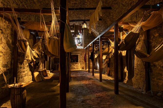 Edinburgh Castle: Guided Walking Tour with Entry Ticket - Guides who work the room: ask questions, hear stories, stay engaged