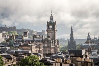 Edinburgh: Old Town's Highlights Walking Tour - Royal Mile at 130 High Street: Your Easy Orientation Start