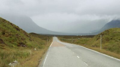 From Edinburgh: Loch Ness and Highlands Tour in Spanish - Passing Stirling and heading through the Trossachs